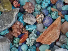 Descubriendo el significado de los sueños con piedras preciosas y minerales de color azul