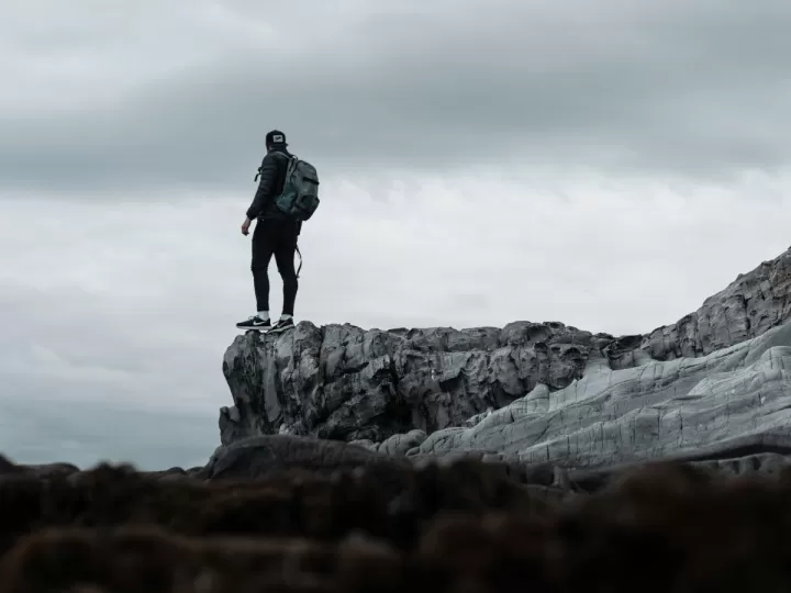 la joven del acantilado