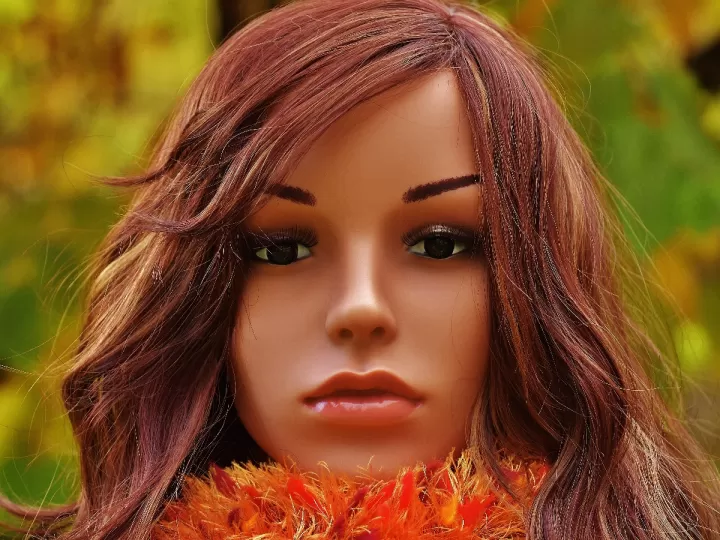 la joven del pelo rojo