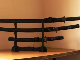 Explora el significado del 3 de Espadas en la Baraja Española y Tarot