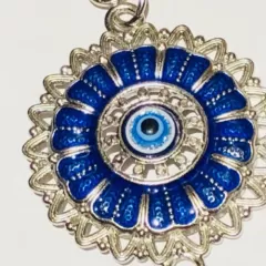 Descubre el significado y la historia del amuleto de ojo turco.