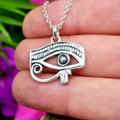 El poder del amuleto del Ojo de Horus en tus accesorios.