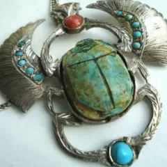 Descubre el simbolismo del Escarabajo Egipcio en tus accesorios de moda.