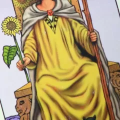 Descubre el verdadero significado de La Reina de Bastos en el tarot