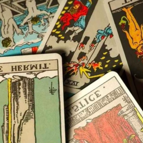 Lecturas de tarot con repetición de cartas invertidas